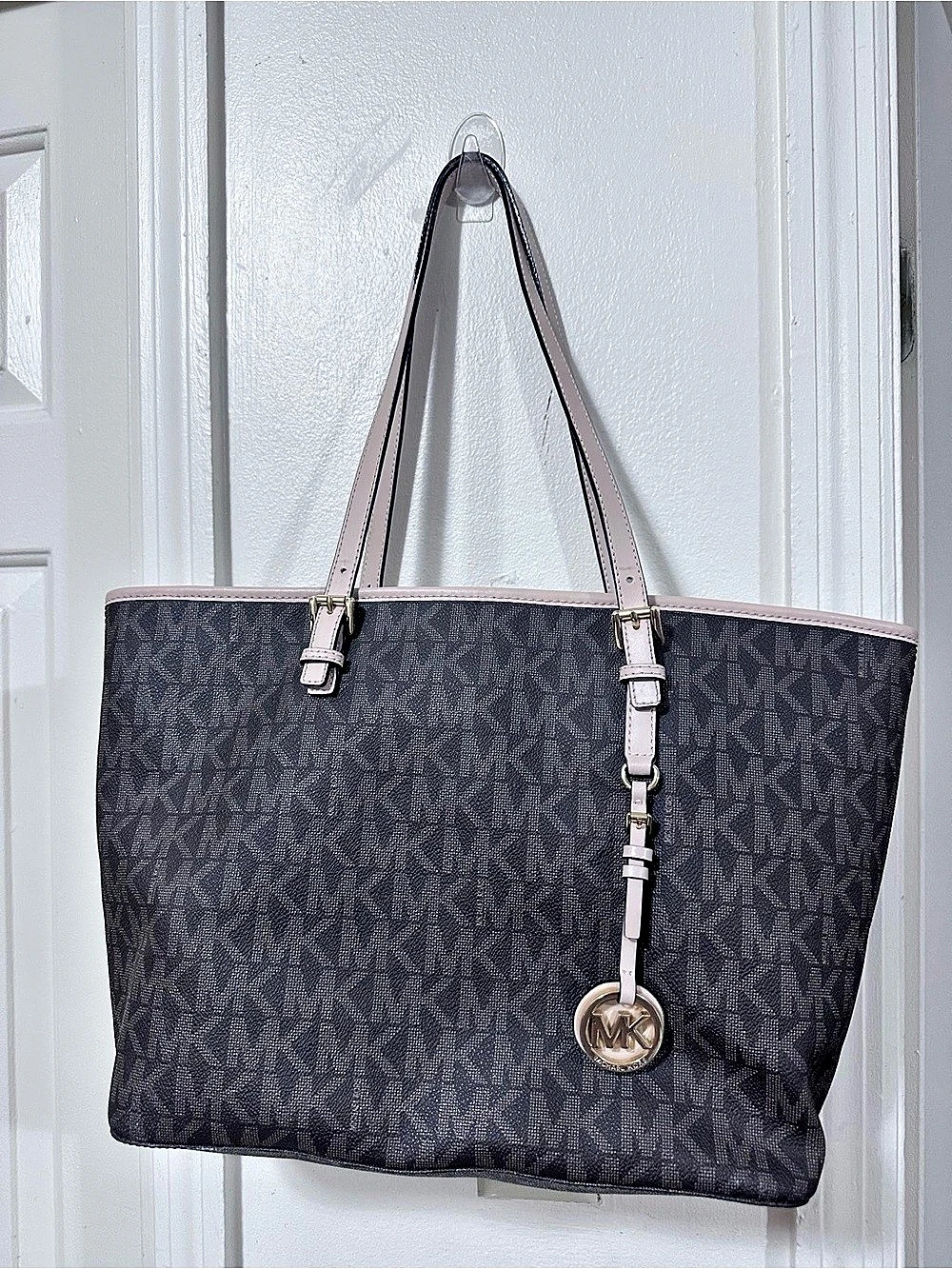 Michael Kors Jet Set Item Large East West Top Zip Tote Black & Pink